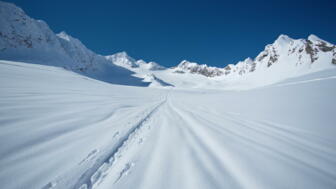 Skitourenspur im Schnee bei bestem Wetter