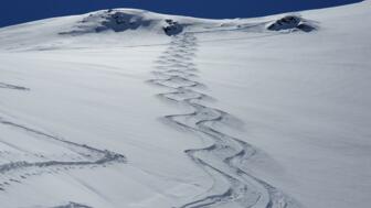 Erste Spuren im Tiefschnee in den Stubaier Alpen