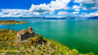 Kloster am Sewansee in Armenien