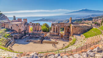 Ruinen des antiken griechischen Theaters in Taormina am Vulkan Ätna