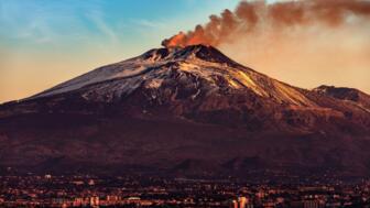 Panoramasicht Catania und der Ätna Vulkan mit Rauch am Morgengrauen