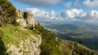 Landschaft mit Castello di Venere in Erice Sizilien Italien