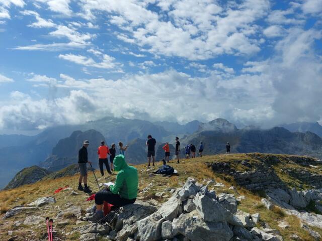 Wandergruppe am Gipfel mit Panoramaaussiht