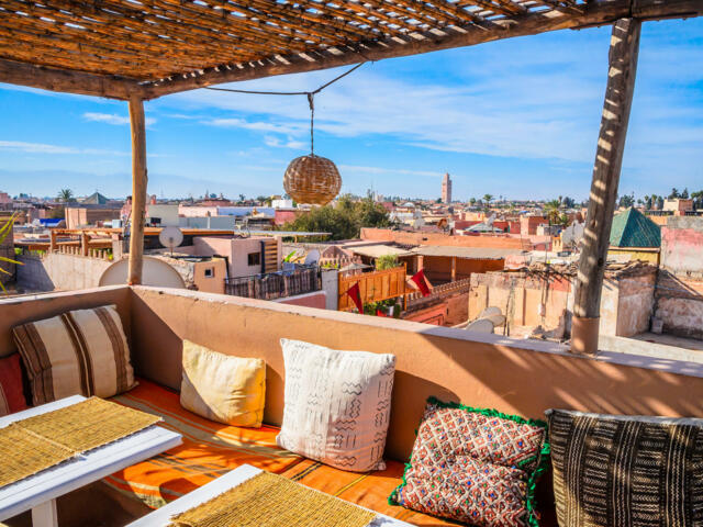 Dachterrasse in Marrakesch mit Blick über die Stadt