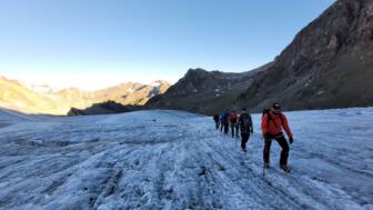 Gruppe im Aufstieg am Gletscher