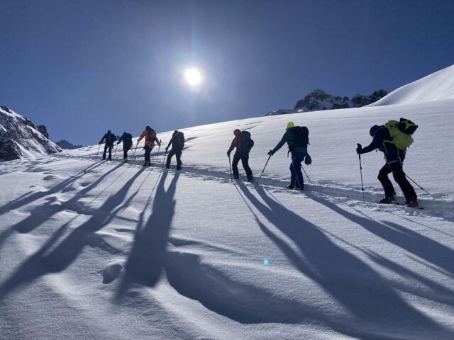 Skitourengruppe nahe der Jamtalhütte beim Aufstieg