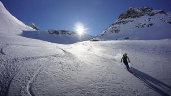 Abfahrt Skitour bei Sonnenschein