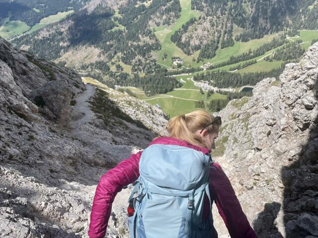 Abstieg vom Berg im Felsen