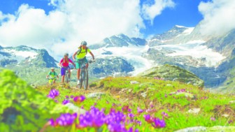 Eine MTB-Gruppe im Aufstieg während der Trans Ticino.