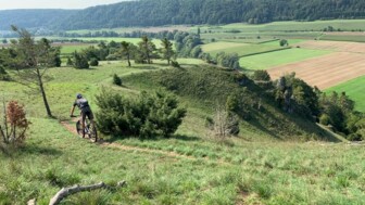 Ein Mountainbiker unterwegs auf einem Pfad im Altmühltal.