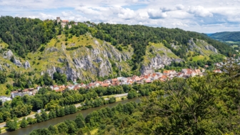 Die charakteristische Mittelgebirgslandschaft mit Wasser, Wald, Wiesen und Felsen.