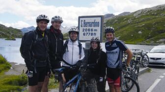 Eine glückliche Mountainbike Gruppe am San Bernadino Pass.