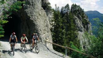 Eine E-MTB Gruppe unterwegs auf der alten Schin durch die Bilderbuch Schweiz.