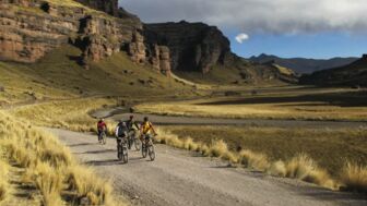 Eine Moutainbike Gruppe unterwegs in Peru auf der Trans Peru