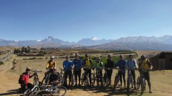 Eine glückliche Mountainbike Gruppe am Pass in Peru