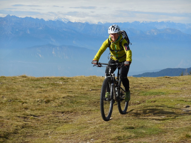 Ein Mountainbiker unterwegs auf der Touren vom Lago di Levico zum Lago di Garda durch das sonnige Trentino