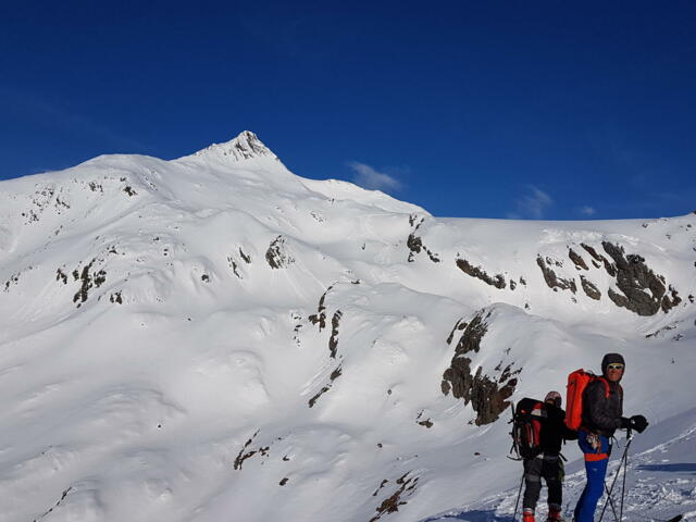 Skidepot und Aussicht auf den Gipfel