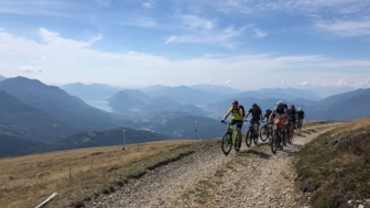 Mountainbiker unterwegs auf einer Froststraße in der Schweiz.