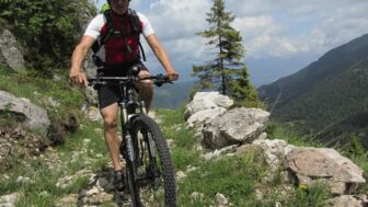 Ein Mountainbiker unterwegs auf dem alten Militärweg am Monte Grappa