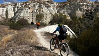 Ein Mountainerbiker unterwegs durch die Landschaft Kappadokiens und durch die Feenkamine.