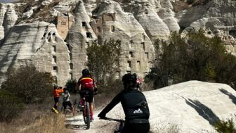 Ein Mountainerbiker unterwegs durch die Landschaft Kappadokiens und durch die Feenkamine.