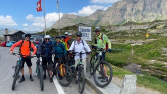 Eine Mountainbike Gruppe am San Bernadino Pass.