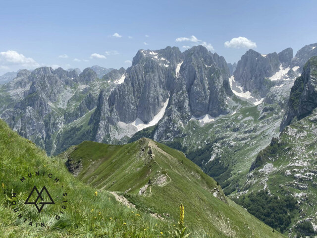 Panorama der spektakulären Berglandschaft im Grbajatal – grüne Wanderwege und beeindruckende Gipfel in Albanien, Kosovo und Montenegro.