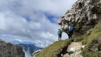 Klettersteiggeher auf einem Bergpfad in den Dolomiten