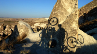 Ein Moutainbikegruppe unterwegs in Kappadokien - Spiegelbild der Schatten.