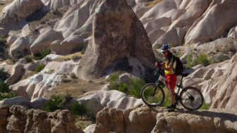 Ein Mountainbiker unterwegs zwischen den Feenkamine in Kappadokien.