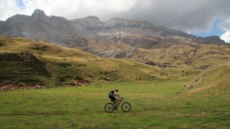 Ein Mountainbiker unterwegs im Gebirge der Pyrenäen.