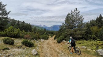 Ein Mountainbiker auf der Sandpiste während der Pyrenäen-Durchquerung.