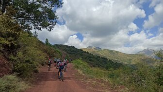 Eine Gruppe an MTB auf der Pyrenäen Durchquerung