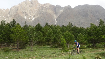 Ein Mountainbiker unterwegs im Nationalpark Aladaglar.