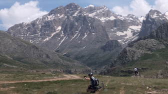 Ein Mountainbiker unterwegs durch die Bergwelt der Aladağlar-Berge