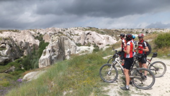 Ein Gruppe an Mountainbiker unterwegs in Kappadokien.