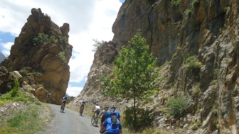 Eine Gruppe an Mountainbiker im Herzen der Türkei im Nationalpark Aladagar.