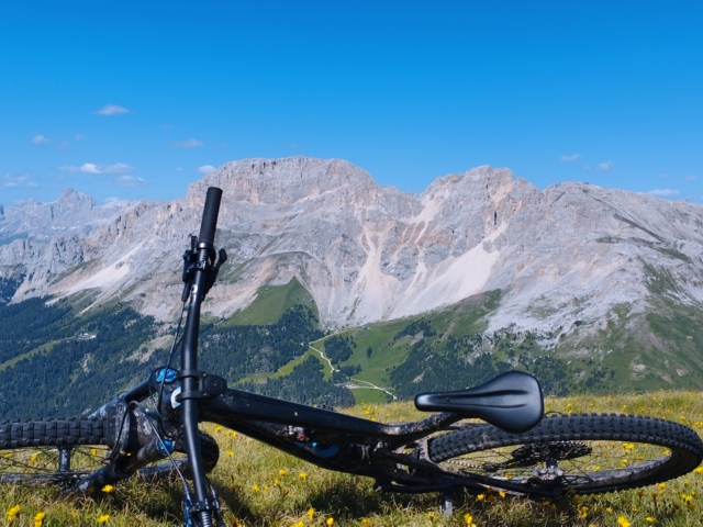 Ausblick auf die Südtiroler Dolomiten das Ziel der Summit Blick Days mit lokalem Bike Guide