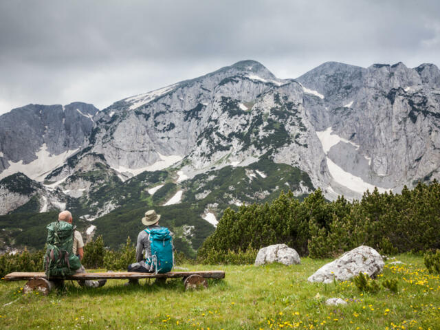 Wanderer auf Bank im Sutjeska Nationalpark in Bosnien