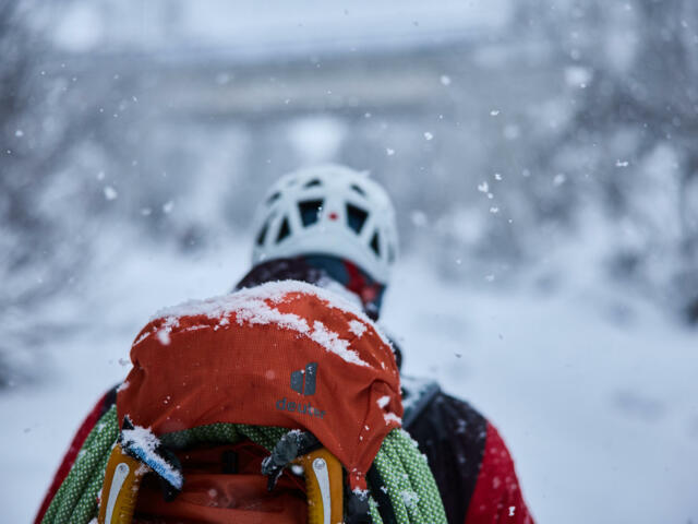 Eiskletterer bei Schnee und Eis im Eispark