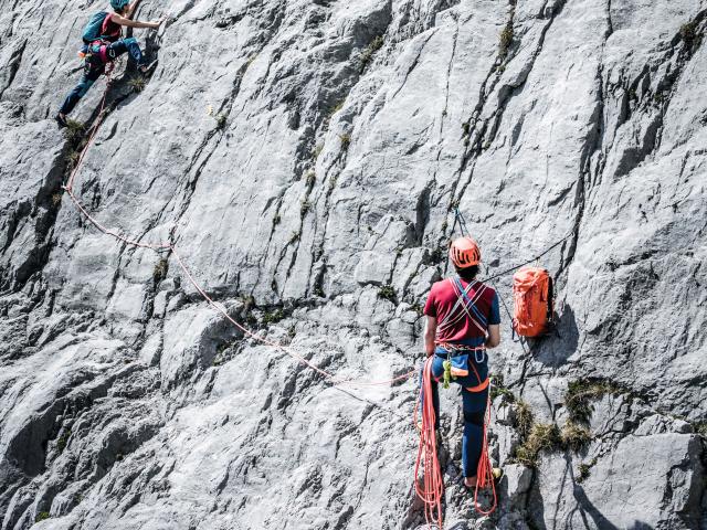 Gesicherter Kletterer an der Felswand